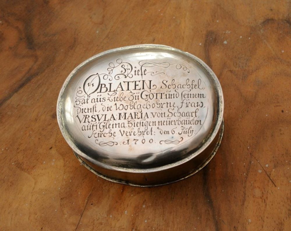 Die Oblatenschachtel stammt aus dem Jahr 1700.