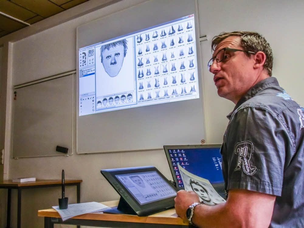 Kriminalhauptmeister Henry Reiß erklärt den 24 Jungen und Mädchen im Wittenberger Polizeirevier, wie eine Phantomzeichnung entsteht.