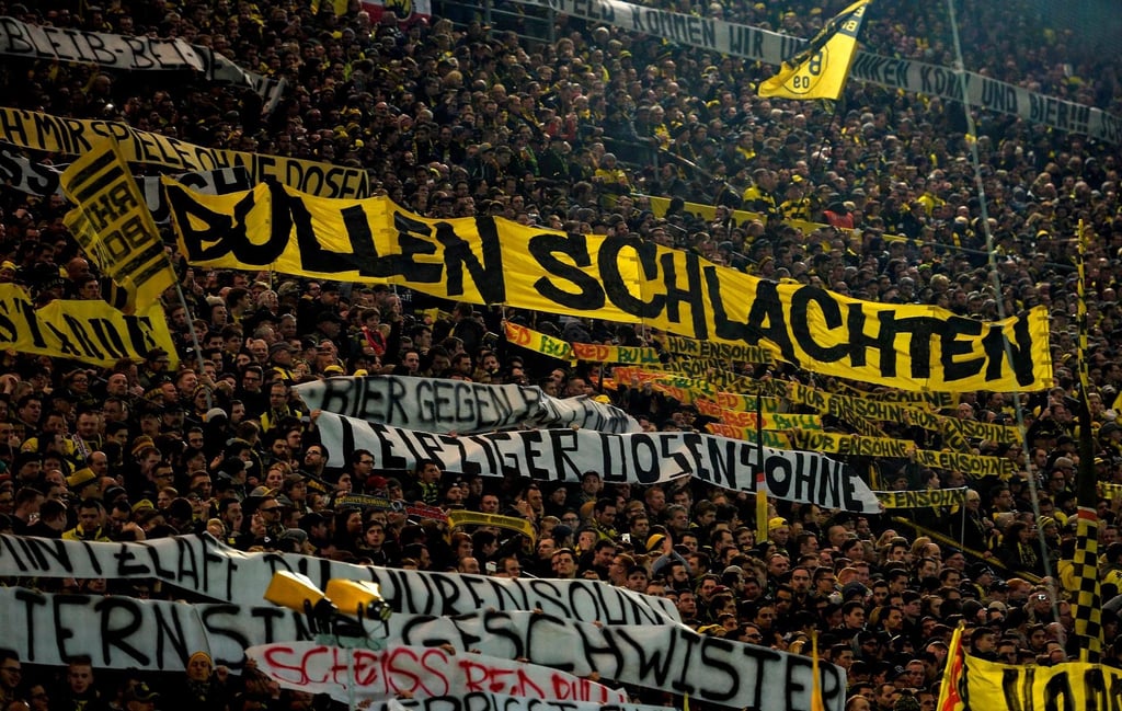 Bei dem Spiel waren im Dortmunder Stadion Plakate mit Aufrufen zur Gewalt zu sehen gewesen.