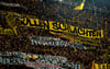 Bei dem Spiel waren im Dortmunder Stadion Plakate mit Aufrufen zur Gewalt zu sehen gewesen.
