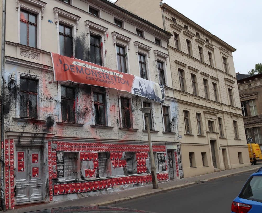 Die IB macht an ihrem Hausprojekt an der Adam-Kuckhoff-Straße Werbung für den 20. Juli.