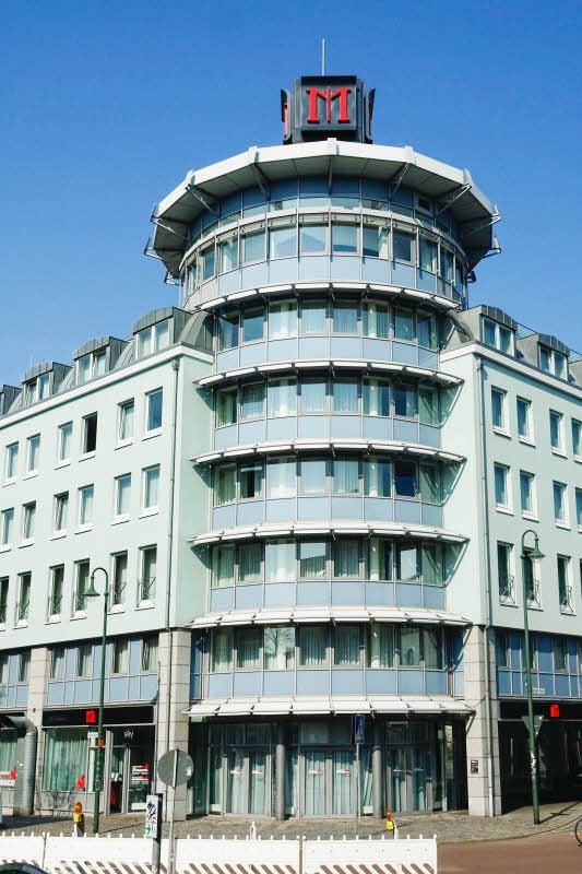 Auf dem Dach des Hotels in der Zerbster Straße prangt jetzt das rote „M“ der Hotelkette Dormero.