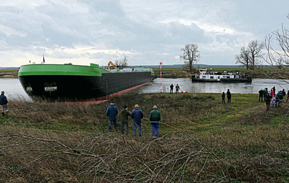 Ein querliegendes Schubschiff blockiert seit dem Mittag die Fahrtrinne der Elbe.