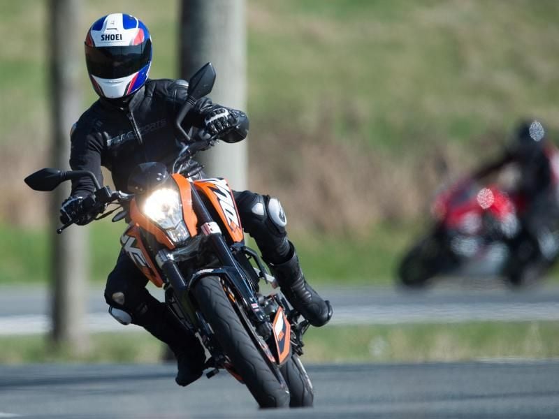 Biker müssen in der Regel mit einem geschlossenen Helm fahren. Auch bei Klapphelmen ist ein offenes Kinnteil nur erlaubt, wenn sie mit „J” gekennzeichnet sind. Foto: Swen Pförtner/Illustration
