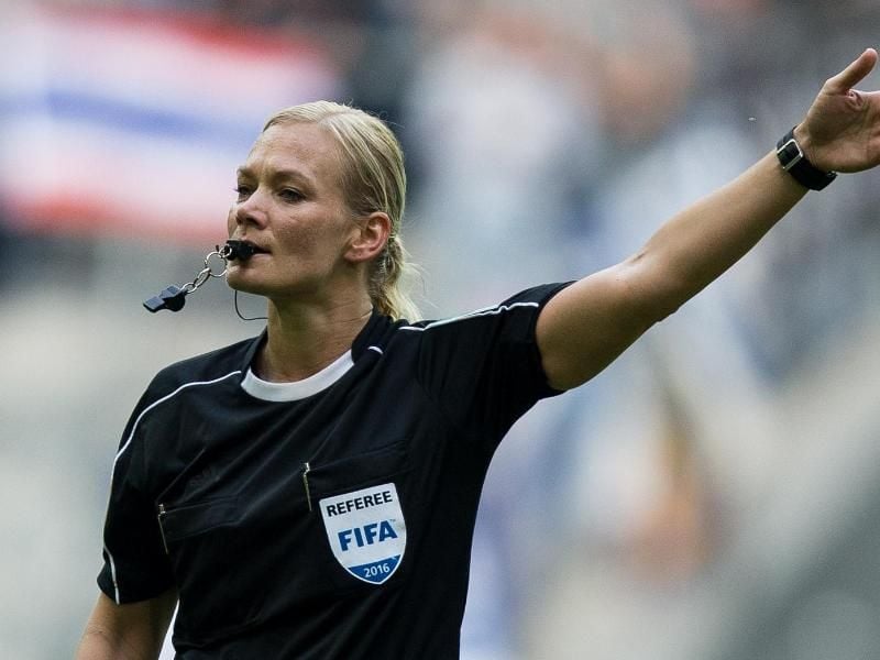 Wird am ersten keine Partie im Fußball-Oberhaus leiten: Schiedsrichterin Bibiana Steinhaus. Foto: Maja Hitij