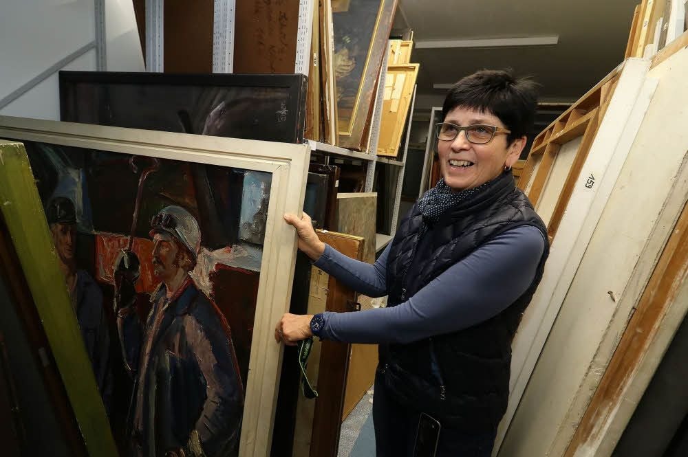 Karin Achsnig mit dem Gemälde „Hüttenwerker“ von Atanas Jekow, das wie die gesamte Mansfeld-Galerie im neuen Kreisarchiv lagert.
