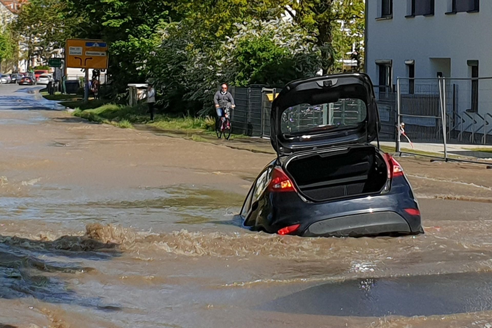 Laut Polizei konnte der Autofahrer sein Fahrzeug unverletzt verlassen.