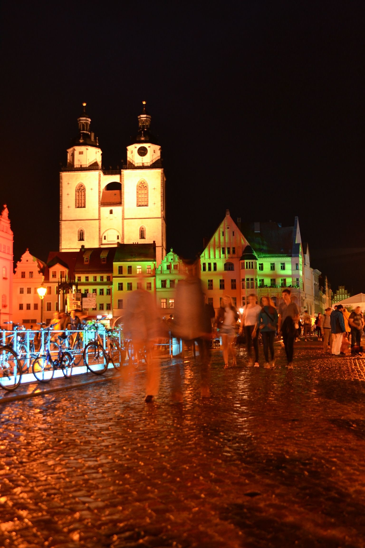 Straßenszene bei der Erlebnisnacht in Wittenberg.