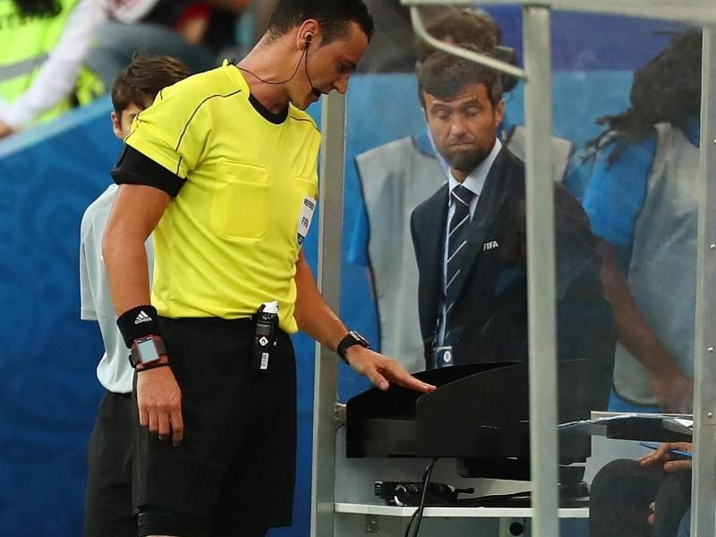 In Russland wurde bereits beim Confederations Cup der Videobeweis eingesetzt. Foto: Christian Charisius