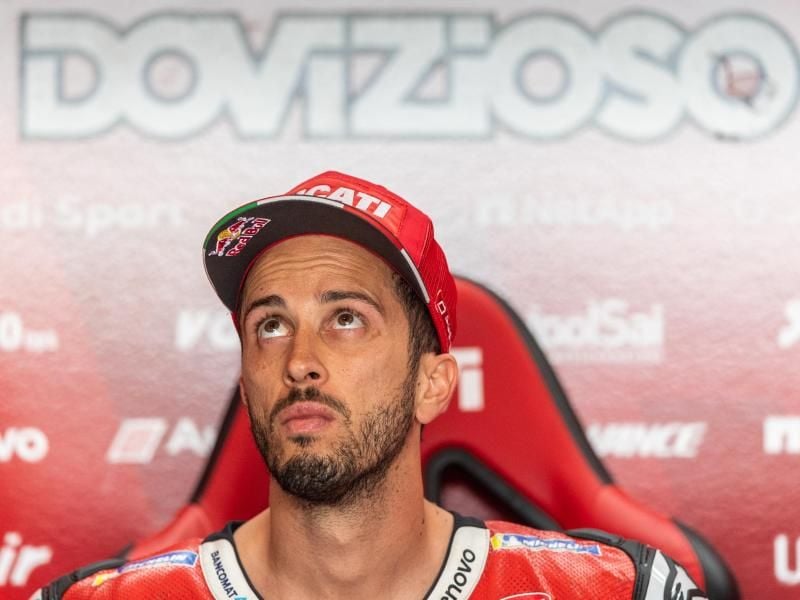 Doviziosos Ducati fing nach einem Sturz Feuer und rutschte in die Streckenbegrenzung. Foto: Robert Michael