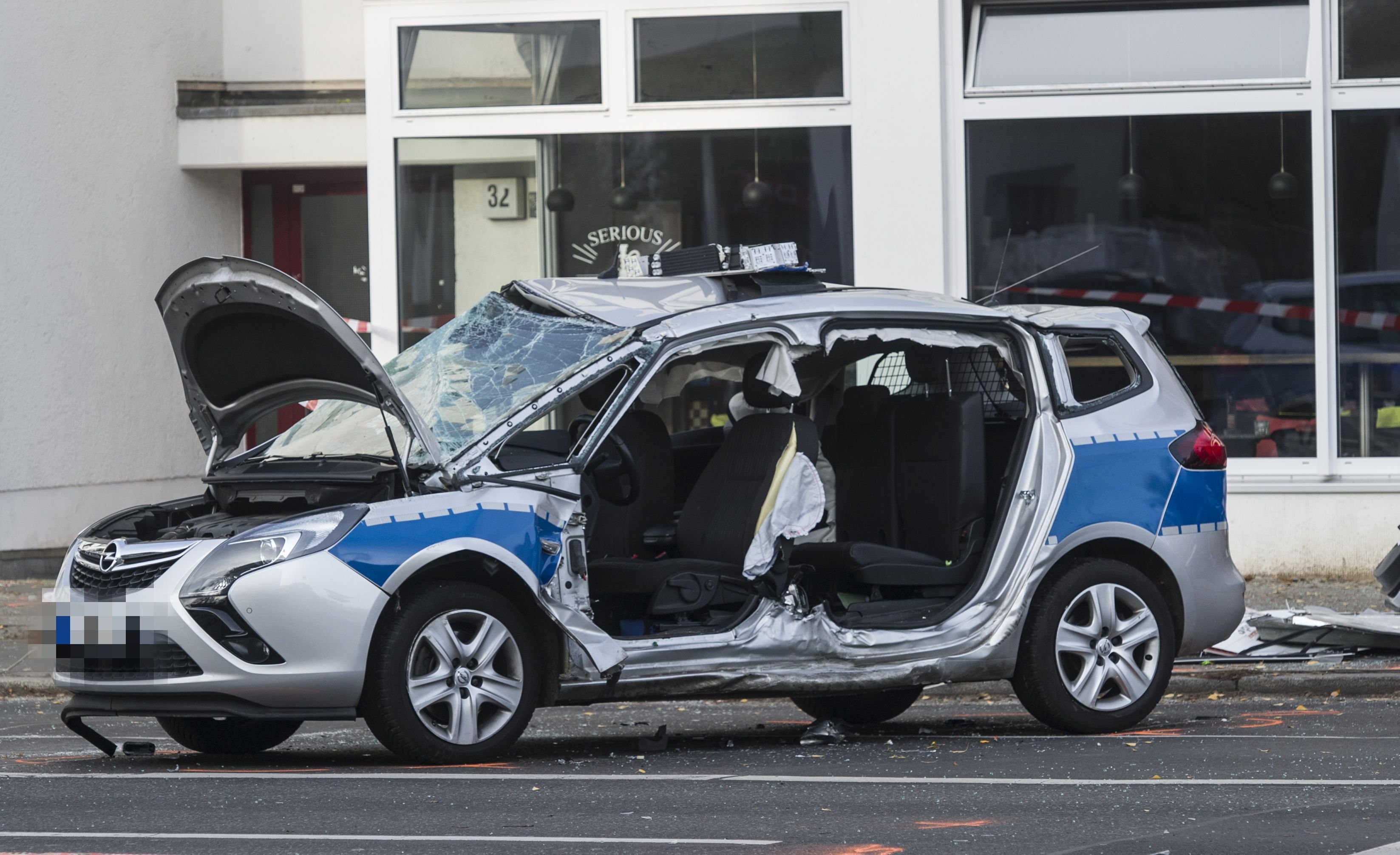 Ein zerstörter Polizeiwagen steht in Berlin auf der Kreuzung Kaiser-Wilhelm-/Seydlitzstraße in Lankwitz.