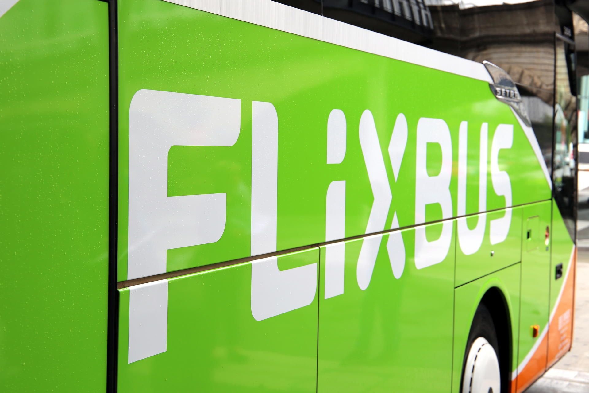 Der Fernbus-Anbieter Flixbus will der Bahn noch mehr Konkurrenz machen.