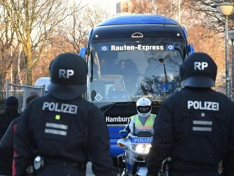 Polizisten begleiten den Bus des HSV auf dem Weg ins Stadion. Foto: Carmen Jaspersen/Archiv