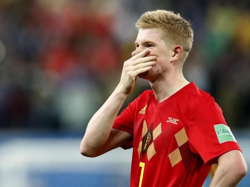 Belgiens Kevin de Bruyne hält sich nach der 0:1 Halbfinal-Niederlage gegen Frankreich eine Hand vors Gesicht. Foto: Frank Augstein/AP