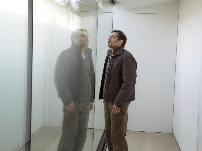 Florian (Arieh Worthalter) fühlt sich in Sylvains Wohnung verloren. Foto: Arte/Laurent Thurin-Nal