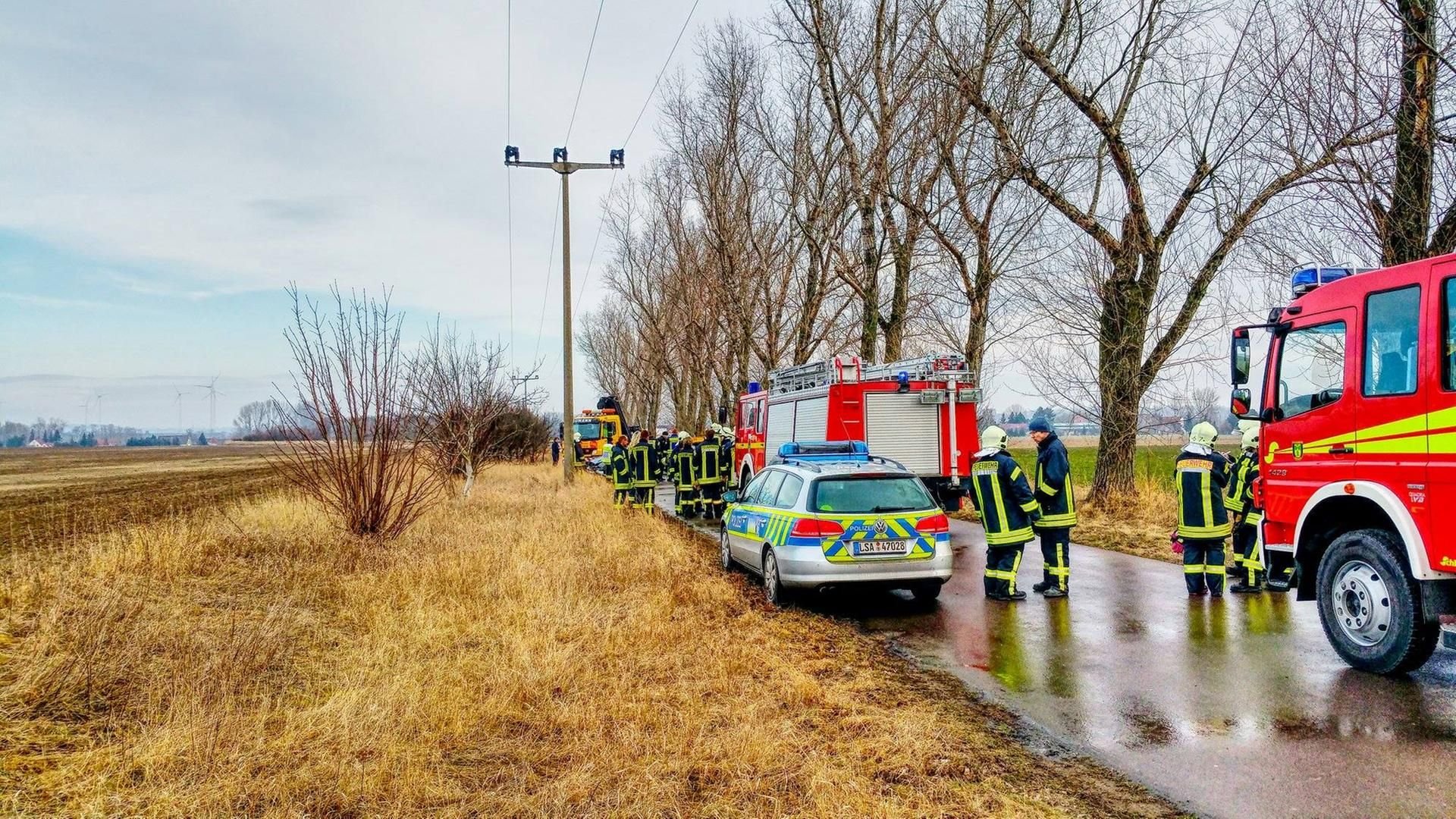 Großes Feuerwehraufgebot nach einem Unfall in Petersberg.
