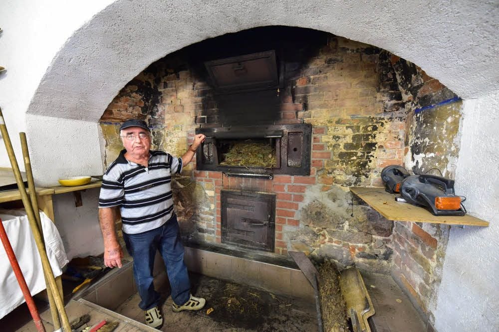 Rudi Kauert sorgt sich um eine Streetzer Tradition. Wird der Dorfbackofen im September zum letzten Mal angeheizt?