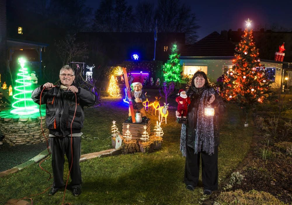 Jedes Jahr im Advent ist es soweit: Das Ehepaar Schulze hat seinen Garten weihnachtlich dekoriert und schaltet die Lichter an.