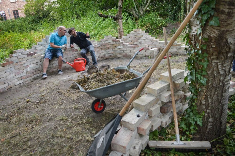 Maher Halilo (li.) und Hausherr Tom Aslan überlegen, wie sich der Garten der Villa Creutz weiter gestalten lässt.