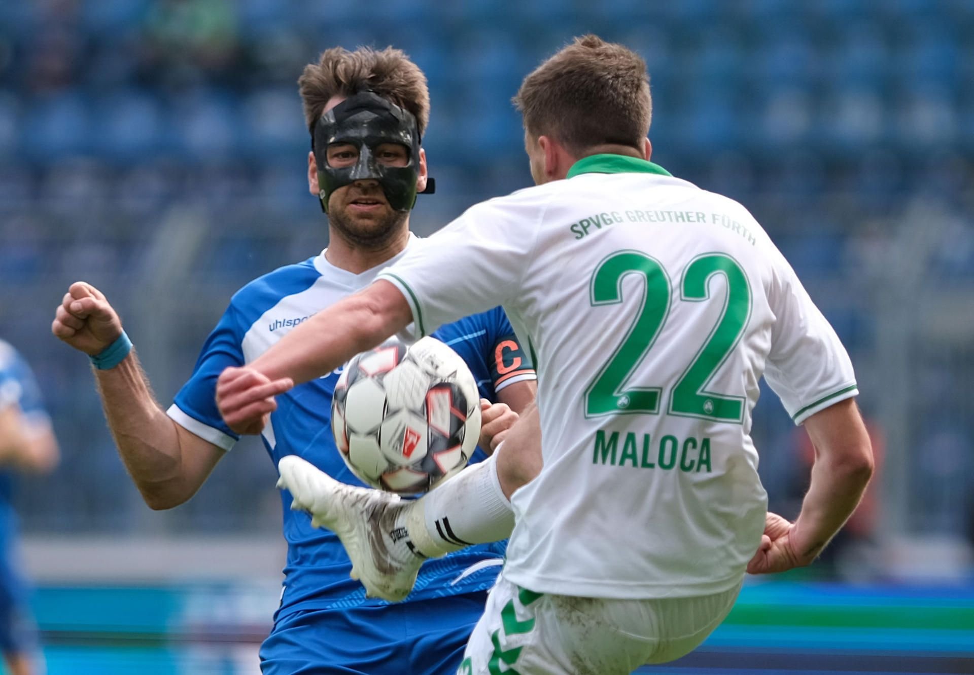Magdeburgs Christian Beck (l) und Fürths Mario Maloca kämpfen um den Ball.