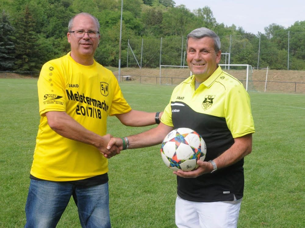 Detlef Stenzel (l.) übergibt die Verantwortung als Trainer des Kreisoberliga-Aufsteigers Mertendorf/Molau an Ralf Kobylka aus Schafstädt.