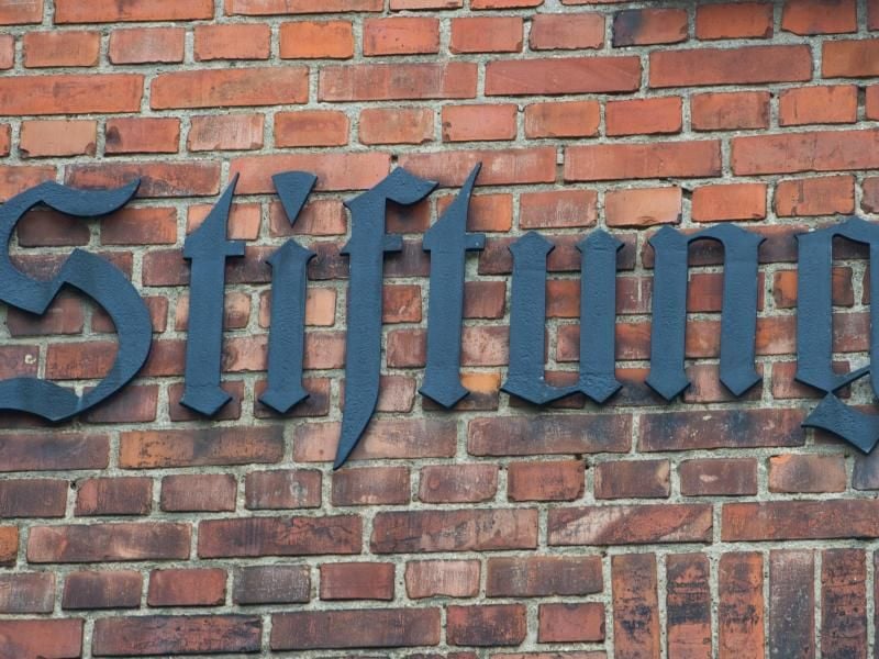 Der Schriftzug „Stiftung” ist an einem Gebäude zu lesen. Foto: Stefan Sauer/zb/dpa/Symbolbild