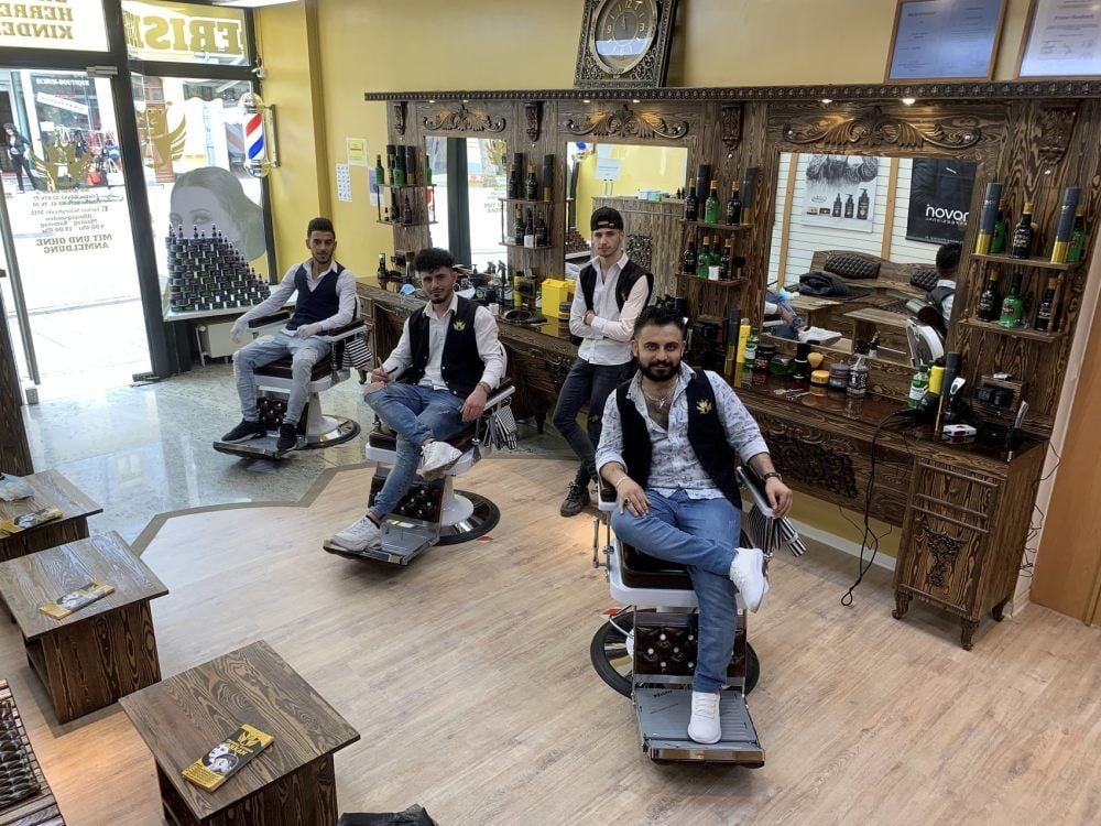 Mohamed Alaswad (von links), Karim Himdert, Suli Amiir und Nour Syria sind das Team des neues Barbiersalons.