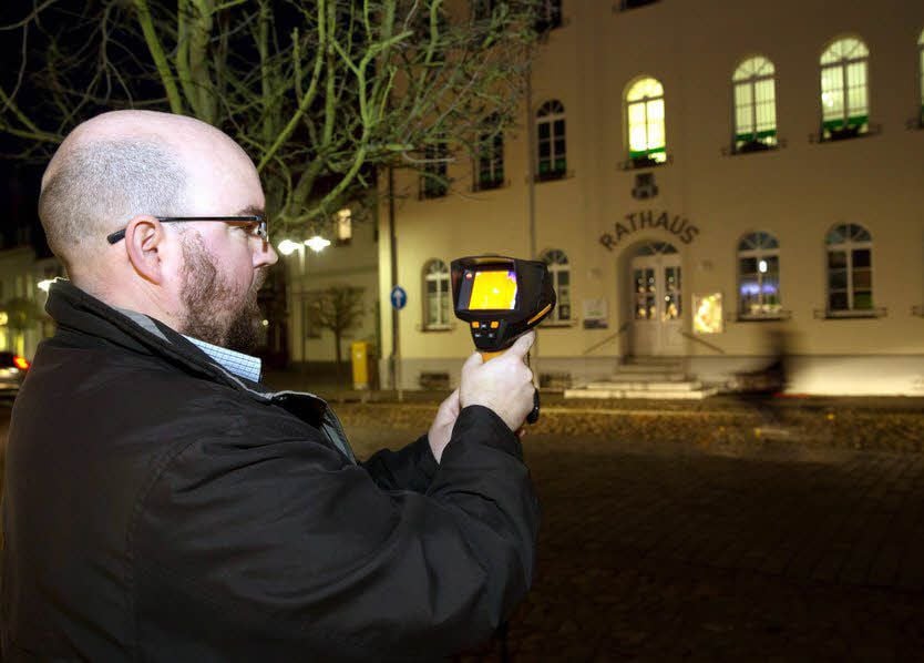 André König führt an Jessens Rathaus die Wärmebildkamera vor.