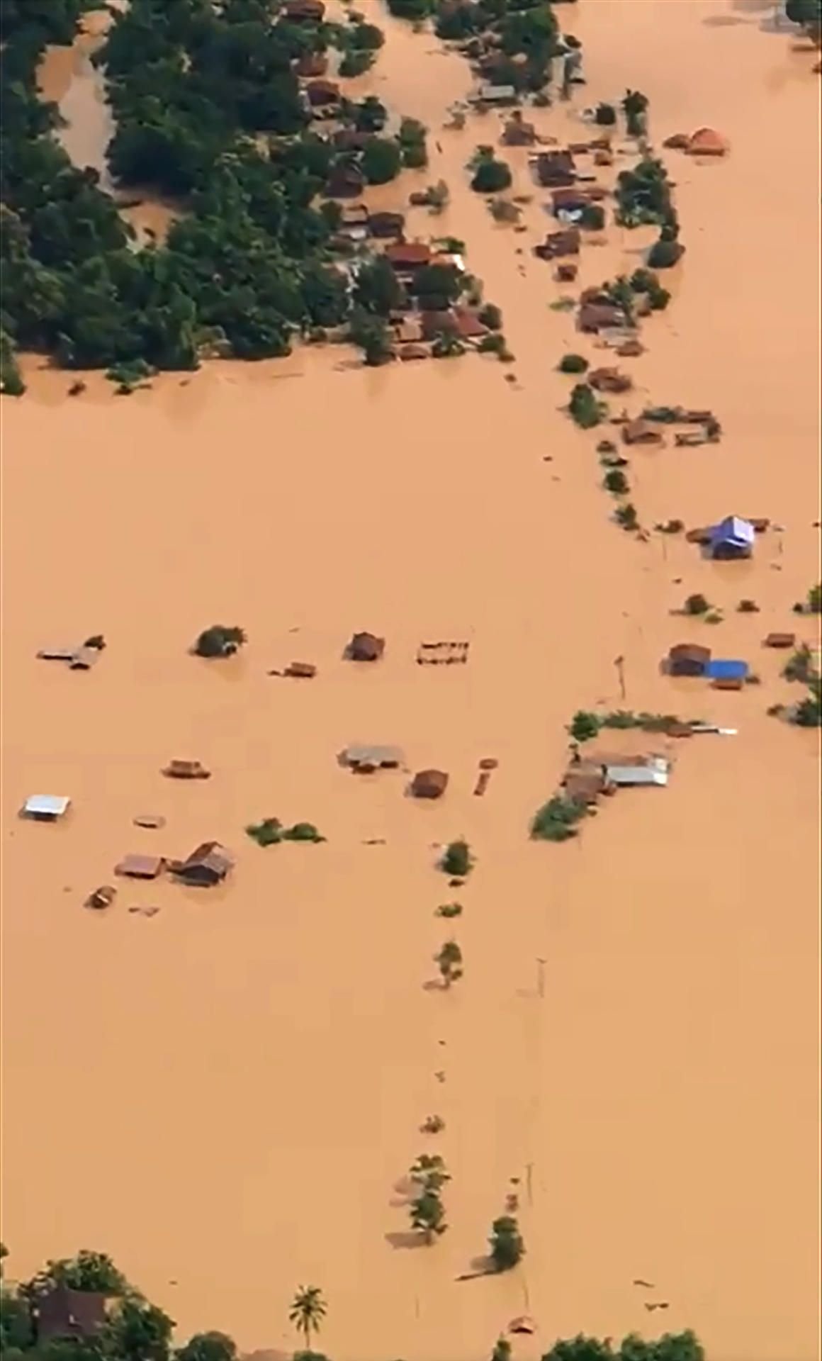 In Laos ist ein Wasserdamm gebrochen.