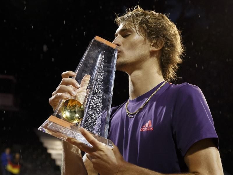 Alexander Zverev küsst die Trophäe nach seinem Turniersieg in Genf. Foto: Salvatore Di Nolfi/KEYSTONE