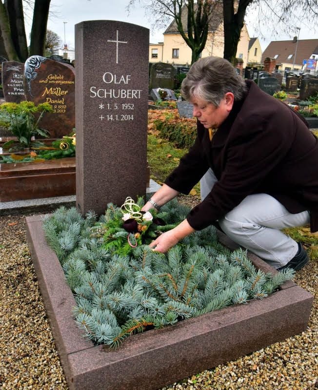 Regelmäßig ist Martina Schubert auf dem Friedhof, um das Grab ihres verstorbenen Mannes Olaf zu pflegen.