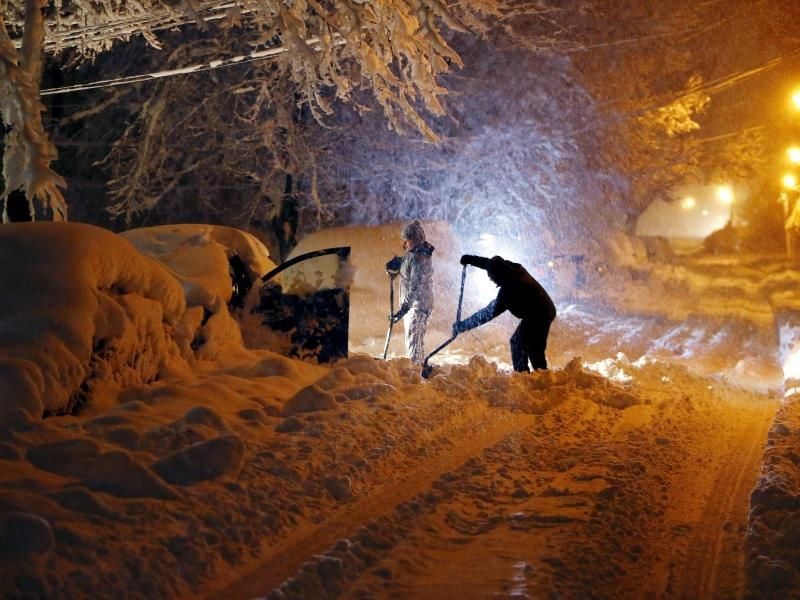 In Morristown im US-Bundesstaat New Jersey versuchen Anwohner ihr Auto vom Schnee zu befreien. Foto: Bob Karp/The Record