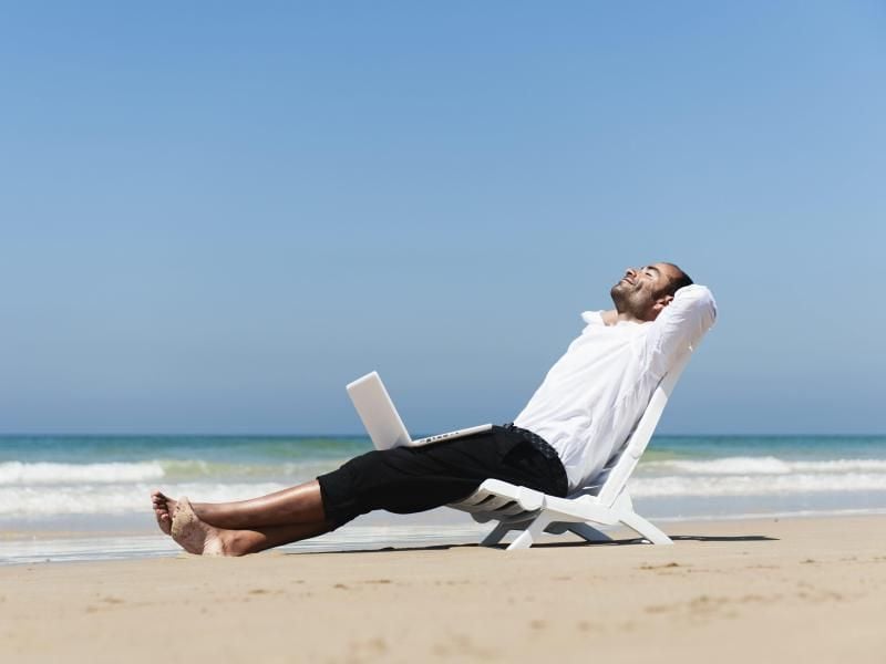 Relaxen am Strand und nebenbei ein bisschen am Laptop arbeiten? Die Realität für viele Geschäftsreisende sieht anders aus - doch manche hängen Urlaub an die Dienstreise dran, sie werden Bleisure Traveller genannt. Foto: Design Pics/dpa-tmn