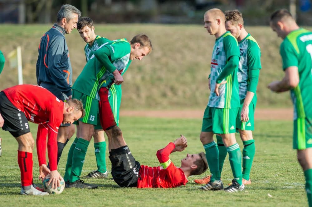 Faire Geste eines VfB-Akteurs, der hier Philipp Döring „erstversorgt“. Der SCN-Kapitän musste mit Krämpfen vom Feld. Für ihn kam noch mal Mahmoud Ajo.