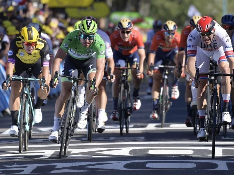 Peter Sagan (2.v.l) im Endspurt neben Alexander Kristoff (r) - Sagan belegt den vierten Platz. Foto: Yorick Jansens/BELGA