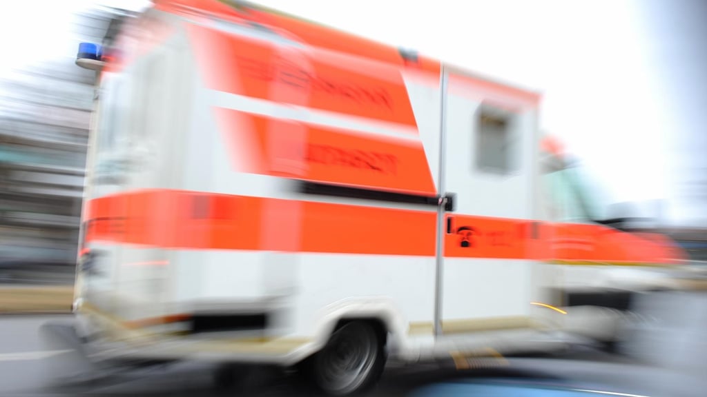 Der 43-Jährige musste medizinisch versorgt werden, sodass auch ein Rettungshubschrauber zum Einsatz kommen musste.