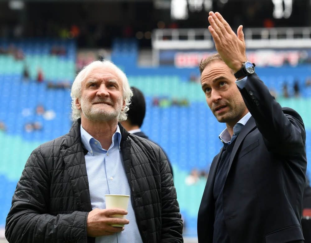 Ein Foto, das man so deuten könnte: Selbst der etablierten Konkurrenz wie Bayer Leverkusen und dessen Sportdirektor Rudi Völler (l.) bleibt bei der Einschätzung von RB Leipzig und Oliver Mintzlaff nur der Blick nach oben.
