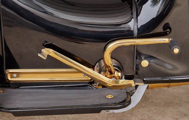 Etliche Bauteile wie den Kickstarter der Schwalbe funkeln in Gold.