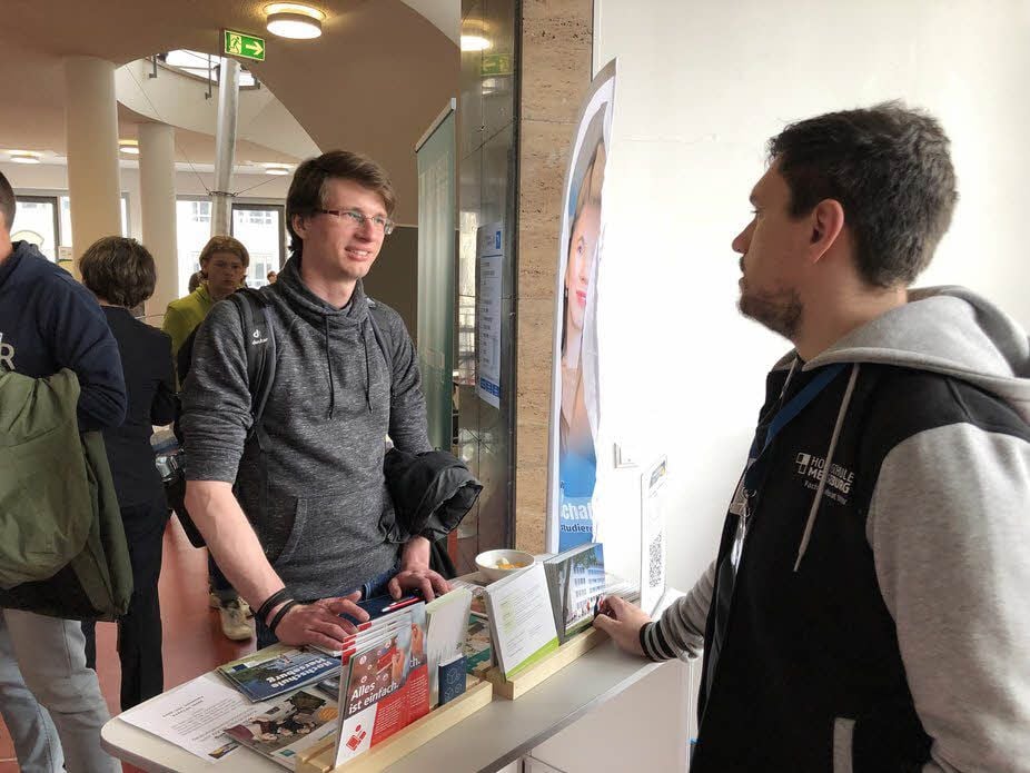 Michael Kuhlmann (l.) hat schon in Merseburg studiert und würde an der Hochschule gern noch einen Masterstudiengang absolvieren. Deshalb schaute er beim Hochschulinformationstag vorbei.