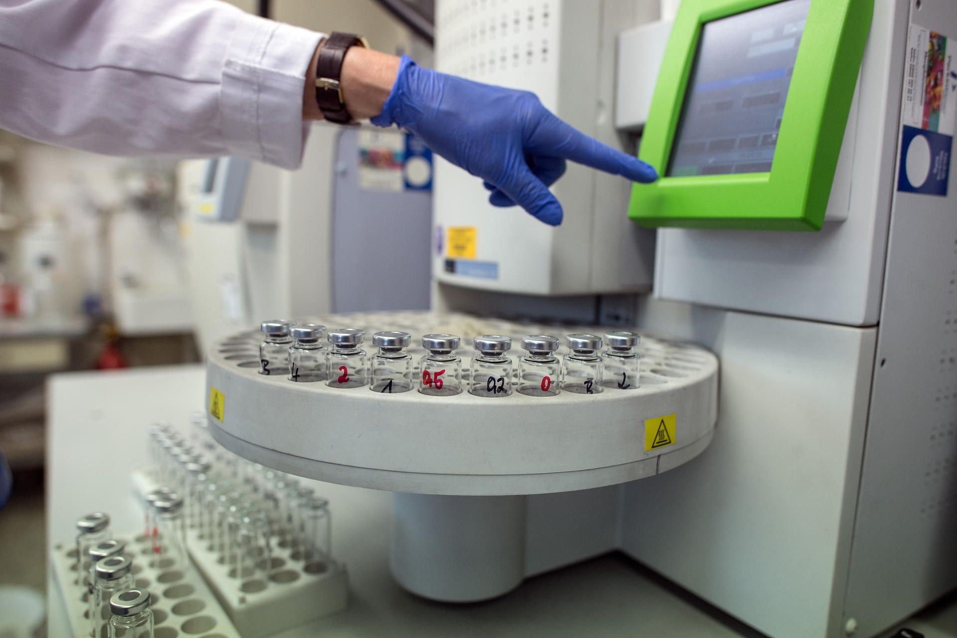 In einem Institut für Rechtsmedizin werden Proben für die Analyse in einem Gaschromatographen vorbereitet.