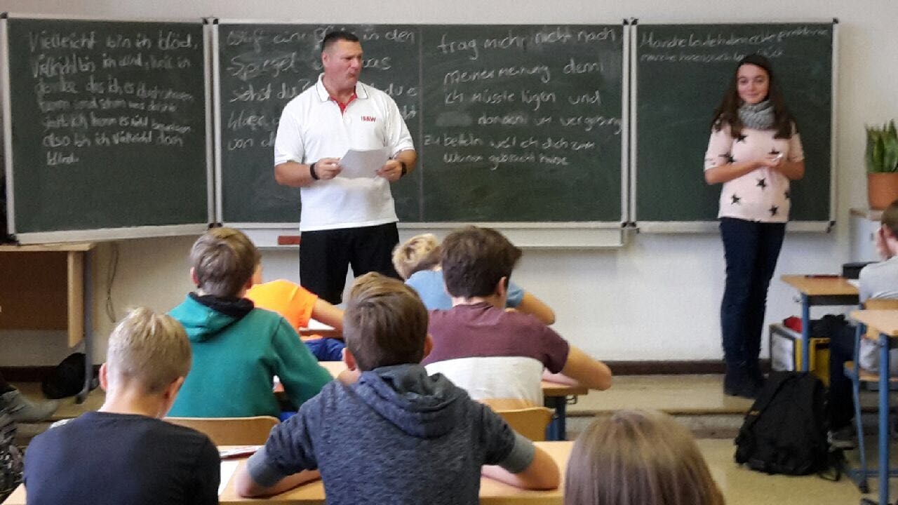 Warren Green vor der Klasse 8b in Roitzsch.