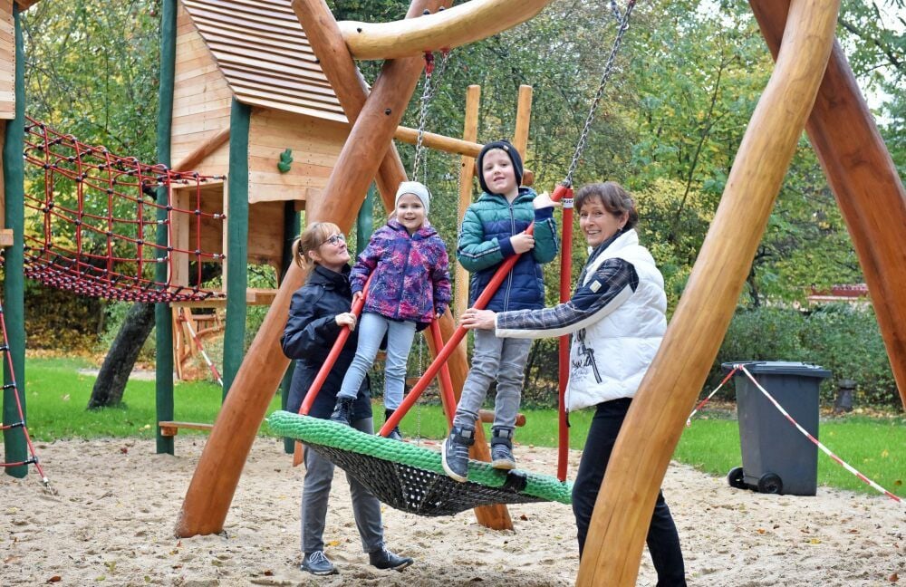Auch Alea und Finn werden im Pfingstanger gut behütet. Dafür sorgen unter anderem die Erzieherinnen Manuela Richter (l.) und Kathrin Prusak.