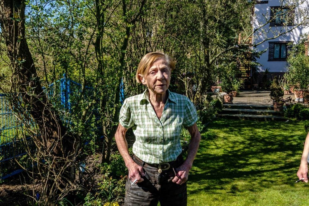 Endlich frei: Mit 75 Jahren ist die Ärztin Gerti Hasse 2019 in den Ruhestand gegangen. Jetzt genießt sie ihren Garten umso mehr.
