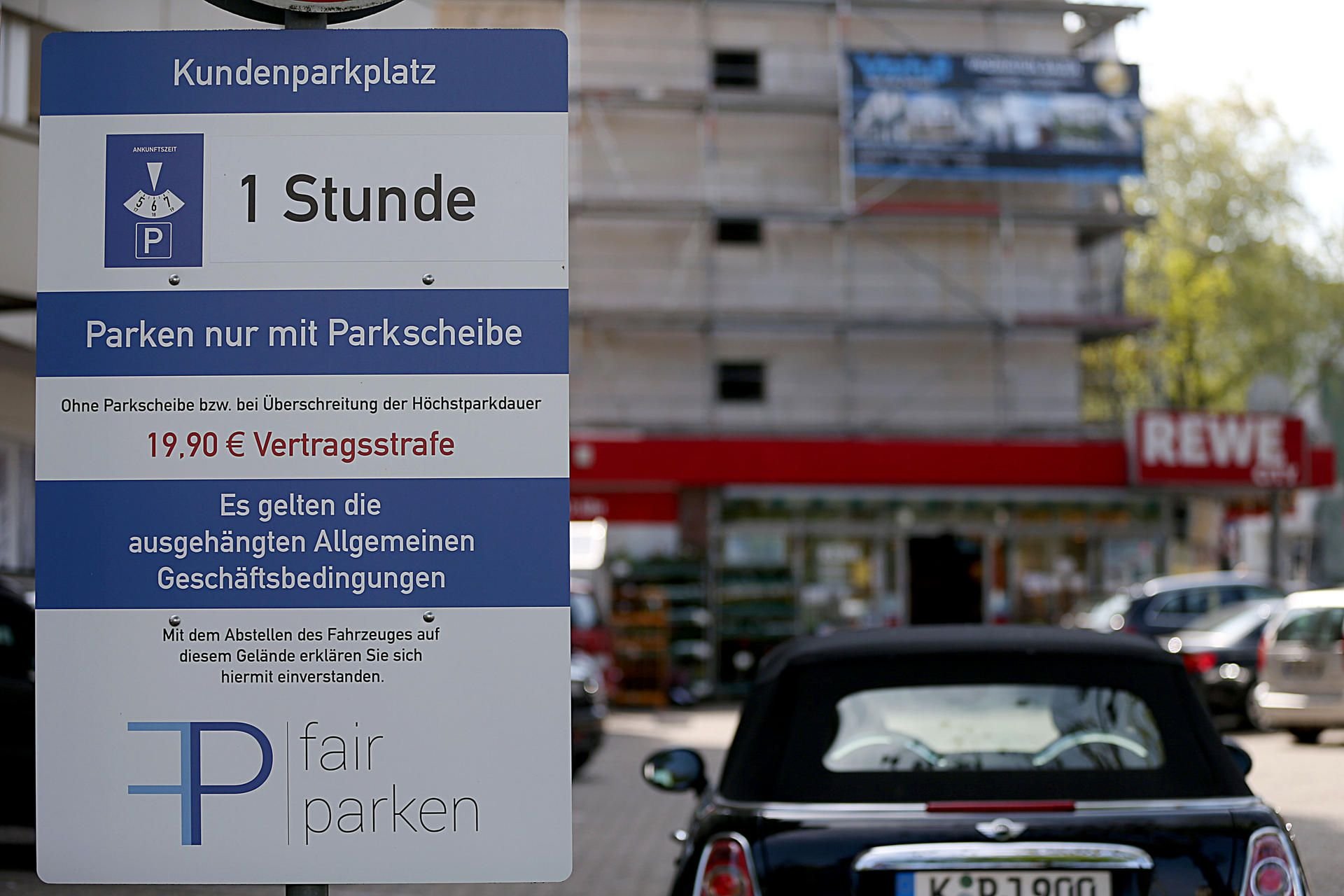 Diese Schilder hängen auf vielen Parkplätzen von Supermärkten.