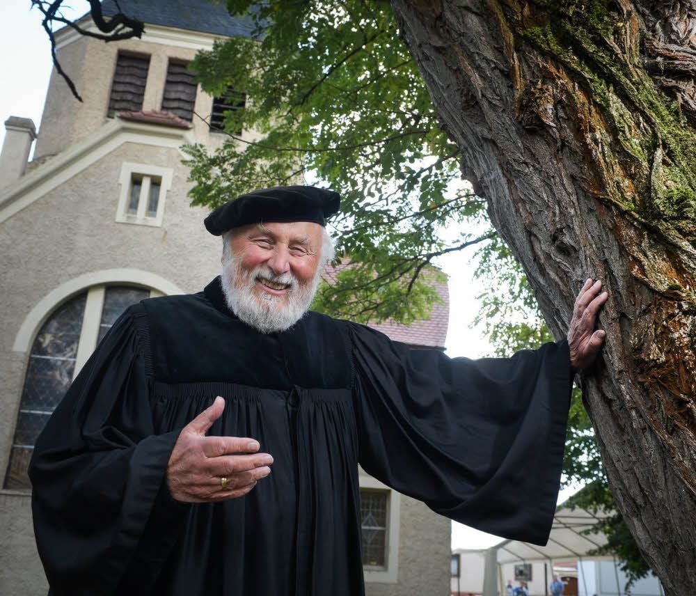 Klaus Dieter Härtel als Martin Luther vor der Kirche in Gnetsch