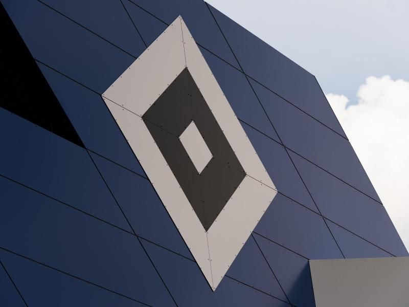 Das HSV-Logo an der Hausfassade des Hauptgebäudes des HSV Campus in Hamburg. Foto: picture alliance / Christophe Gateau/dpa/Archivbild