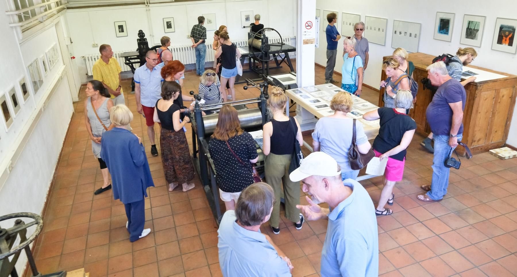 Die Kunstausstellung in Burg lockt viele Interessierte an.