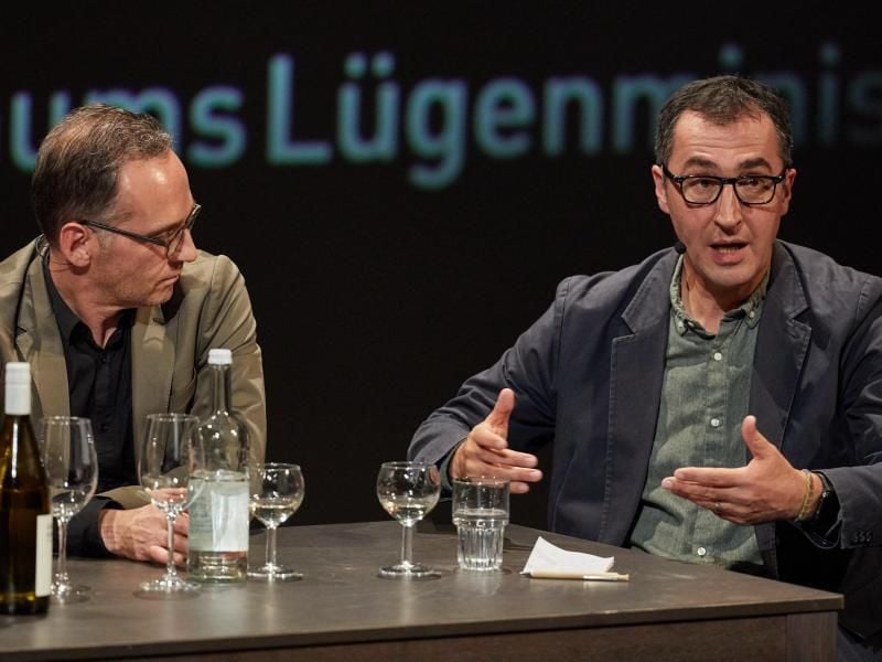 Außenminister Heiko Maas (l) und Cem Özdemir diskutierten nach dem „Chor des Hasses” in Hamburg. Foto: Georg Wendt