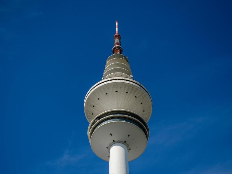 Die Sonne scheint auf den Heinrich-Hertz-Turm. Foto: Axel Heimken/dpa/Archivbild