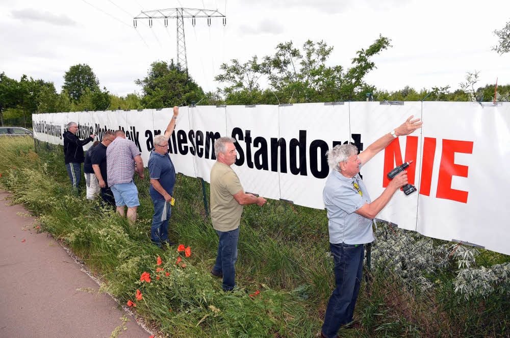 Am Samstag befestigten die Männer aus Weißandt-Gölzau das Banner.